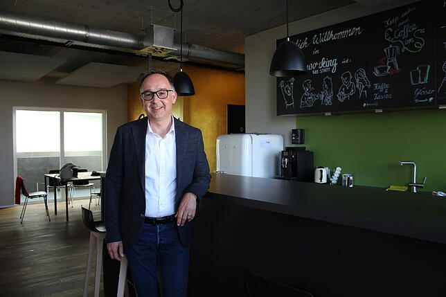 Stefan Nachbaur, Prisma-Geschäftsführer im Herzstück des Coworking-Platzes, der Küche. Bild: Sabine Wienrich