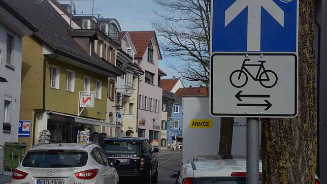 Im Fahrrad-Klimatest positiv bewertet: die gegenläufige Radspur in der Hauptstraße – eine Einbahnstraße.