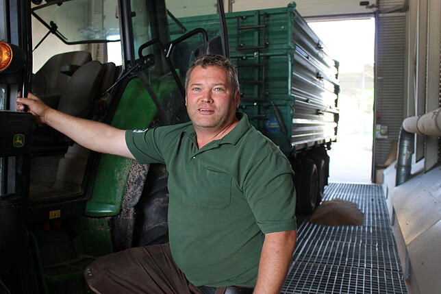 Landwirt Andreas Fesenmaier aus Dittishausen hat soeben eine Ladung Weizen in die sogenannte Gosse der ZG abgekippt. So wird der Bereich ...
