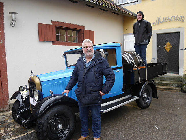 Heute würde man den Citroen AC4, Baujahr 1930, von Hans Ulrich Streit aus Uster, der mit Matthias Keller (auf Ladefläche) angereist ist, ...