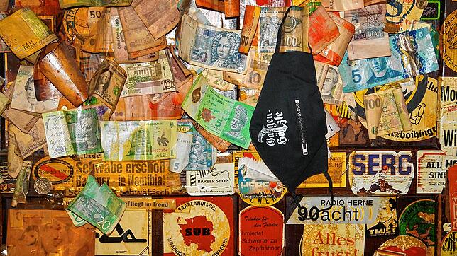 Ein “Maulkörble“ hängt an der mit Geldscheinen aus aller Welt geschmückten Wand im Galgenhölzle.