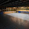 Links Schatten, rechts Licht: Seit Ende Juni brennt in einem Drittel der Sporthalle der Geschwister-Scholl-Schule ununterbrochen das Licht.