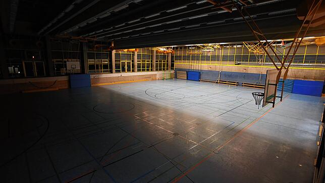 Links Schatten, rechts Licht: Seit Ende Juni brennt in einem Drittel der Sporthalle der Geschwister-Scholl-Schule ununterbrochen das Licht.