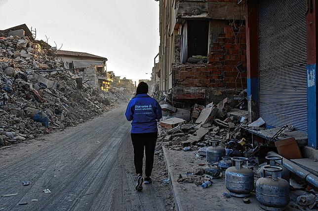 Bilge Menekse in der Kurtulus Straße in Hatay. Wenige Tage später geht es für sie der Einsatz in Sanliurfa weiter. Auch dort ist alles ...