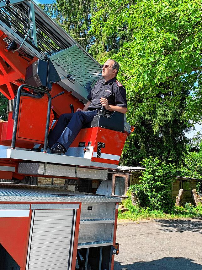 Der Kommandant der Feuerwehr Stockach, Uwe Hartmann, kam mit der Drehleiter nach Espasingen. Im Korb fuhren Dino Himmelsbach von der ...