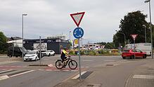 Hier am Kreisverkehr Oberlohnstraße/Max-Stromeyer-Straße verursacht eine 30-Jährige am Samstagabend, 15. März, einen Unfall.