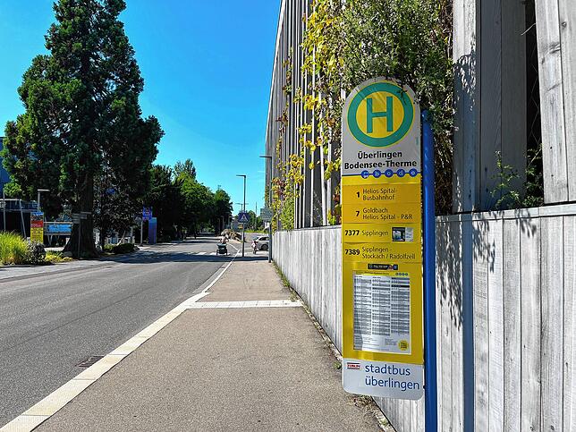 An dieser Haltestelle steht Bernhard Schäuble mit acht weiteren Menschen am Samstagnachmittag und wartet auf den Bus in Richtung ...