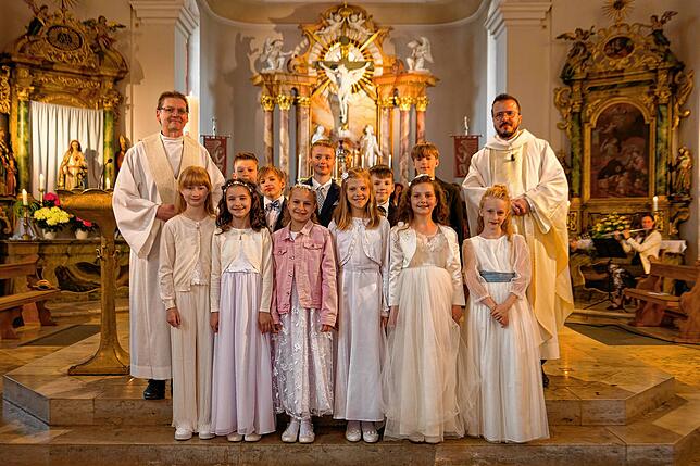 Die Erstkommunionkinder (vordere Reihe von links nach rechts) Maja Kraus, Giulia Monteleone, Jule Schoenenberger, Sara Möhrle, Marta ...