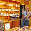 Im Knusperhäusle in der Marktstraße in Markdorf bietet Thomas Waldraff unter vielen anderen Produkten auch Bio-Brot vom Lehenhof an.