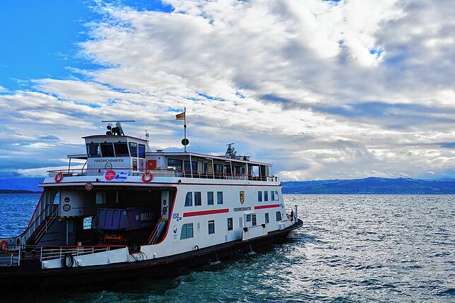 Eigentlich stündlich pendelt die Fähre von Friedrichshafen nach Romanshorn, mit an Bord regelmäßig auch Kieslaster, die den Baurohstoff ...