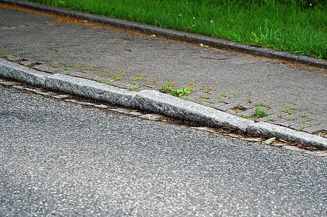 Beschädigte Bordsteine durch Lastwagen und scheppernde Schachtdeckel sind ein Problem in Tengen-Beuren. Mit einer Unterschriftenaktion ...