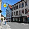 Die Fassade mancher Gebäude zeugen noch von früheren Geschäften – so „Heinrich Jäger“ als Aufschrift am Haus mit dem Umweltzentrum.