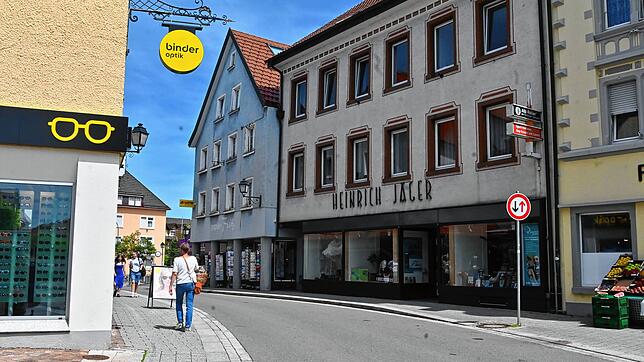 Die Fassade mancher Gebäude zeugen noch von früheren Geschäften – so „Heinrich Jäger“ als Aufschrift am Haus mit dem Umweltzentrum.