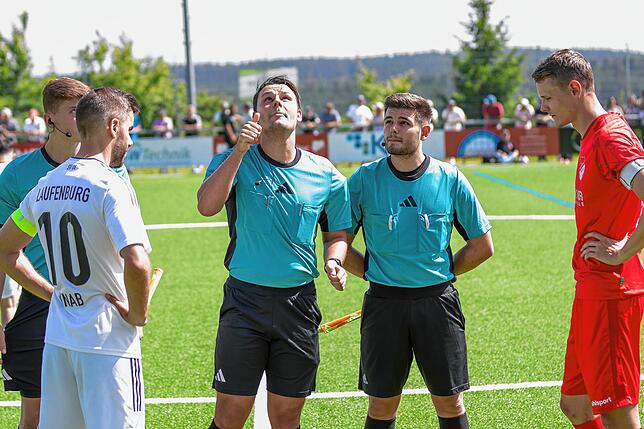 Bild 3: SV 08 Laufenburg siegt 5:2 im ersten Relegationsspiel beim FC Pfaffenweiler – wir haben Fotos!