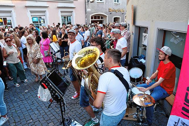 Bild 6: Gassenfreitag im Juli: Konstanzer feiern ausgelassen den Gassenfreitag am 4. Juli