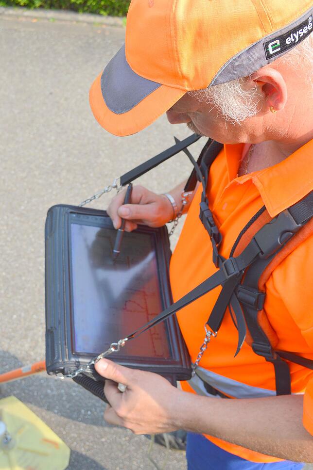 Das Tablet mit Landkarte und GPS-Funktion zeigt genau an, wo sich die Erdgasleitungen befinden und welchen Weg der Servicetechniker ...