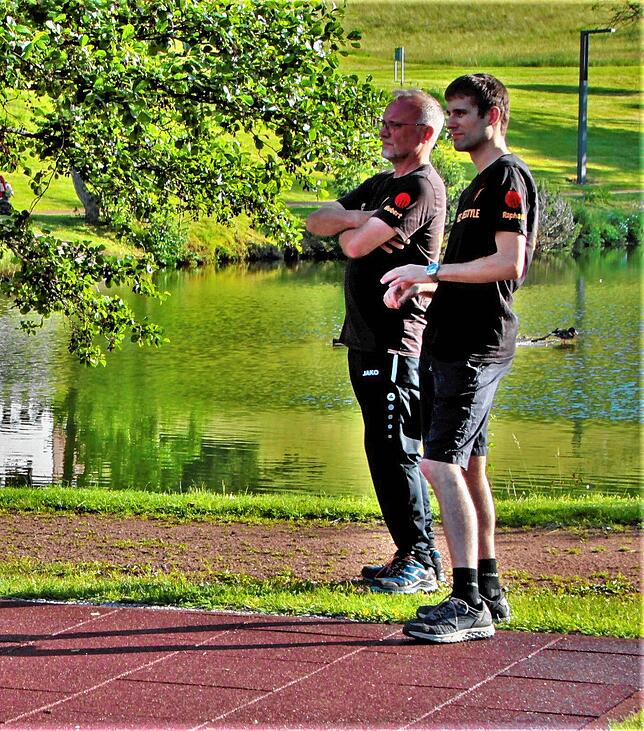 Haben beobachtende Funktion und leisten zusätzliche Hilfestellung beim Training. Die Betreuer der Ice-Freestyler Black Forest Wolves, ...