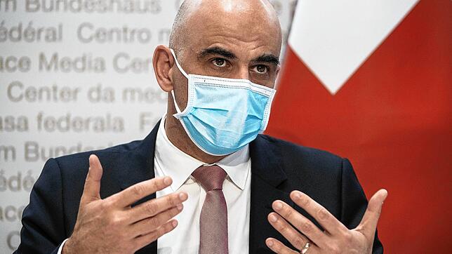 Der Schweizer Gesundheitsminister Alain Berset: Gemeinsam mit seinen Kollegen vom Bundesrat definiert der die Schweizer Corona-Regeln.