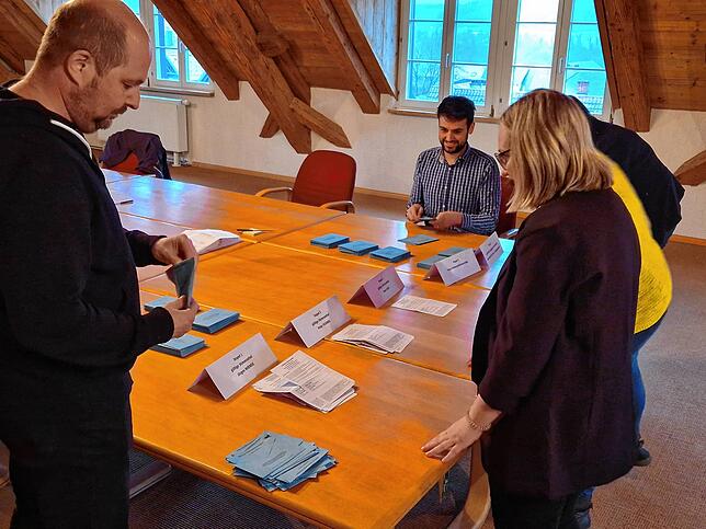 Erste Tendenz kurz vor 18.30 Uhr beim Auszählen der Stimmzettel: Jürgen Wiener liegt deutlich vorne.