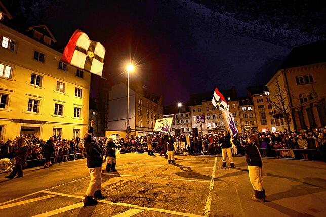 Bild 9: Fasnacht 2025 in Konstanz: So erlebt der Stephansplatz das flammende Spektakel