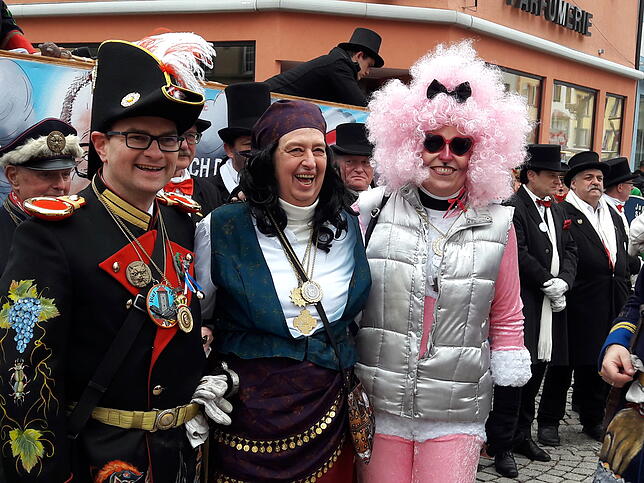 Sigrun Staudacher und Ingeborg Zinner wurden von Rainer Wagner für 20-jährige Mitgliedschaft geehrt.
