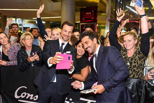 Die Schauspieler Florian David Fitz (vorne links) und Elyas M‘Barek sind bei der Premiere von „Das perfekte Geheimnis“ ...