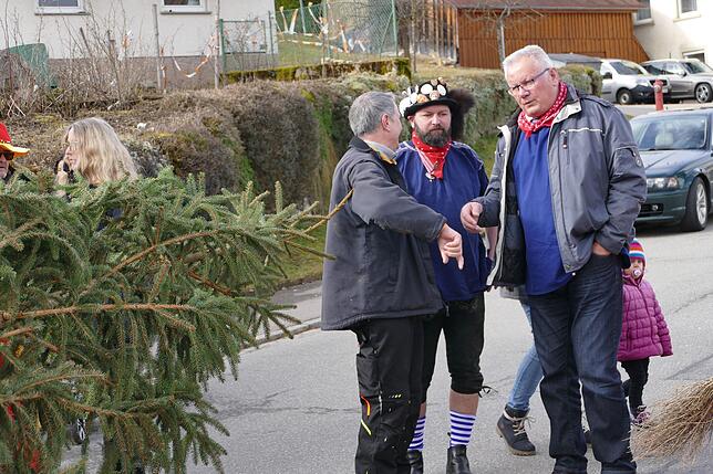 Traktorfahrer Johann Weber, Sven Basler und Stefan Erndle diskutieren über den Grüninger Narrenbaum.