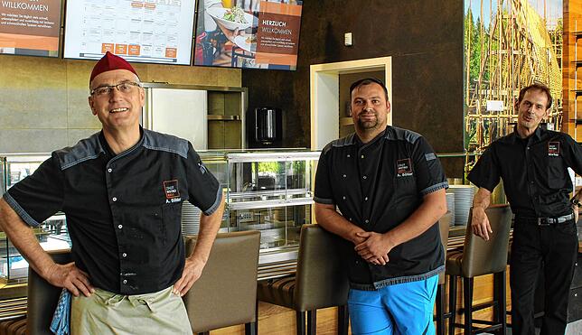Im Stadtbistro B311 sorgen (von links) Arthur Böhler, Bernd Ott und Markus Zahn für die Verköstigung der Gäste.