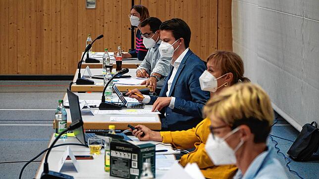 Im Rat (v.l.): Petra Fritsch (Bauamt), Tonino Christiani (Finanzen), Bürgermeister Marian Schreier, Birgit von Glan (Hauptamt), ...