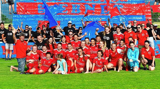 Historisch: Die Fußballerinnen des SV Niederhof steigen erstmals in der Vereinsgeschichte in die Verbandsliga auf. Die Relegationsspiele ...