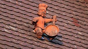 Ja gibt‘s den sowas! Ein Koch in Ton sitzt auf einem Dach – aber auch welchem in Heiligenberg?