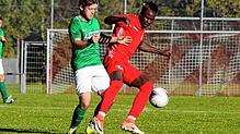 Jallow Saja vom FC Pfaffenweiler schirmt den Ball ab vor dem Bräunlinger Chris Ketterer. Das Verfolgerduell in Pfaffenweiler endete 1:1. ...