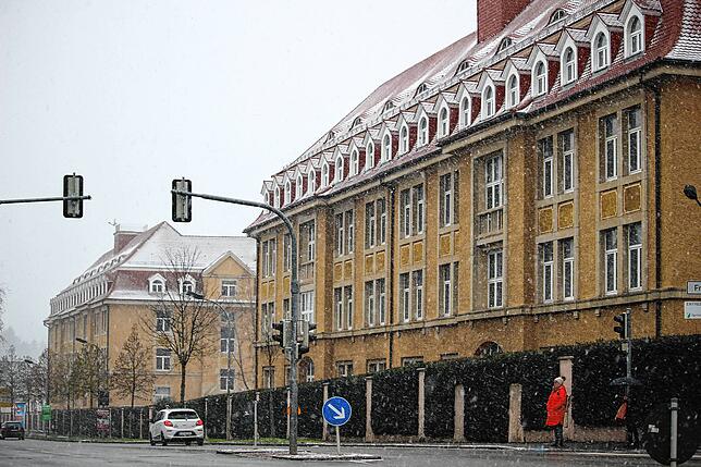 In die beiden denkmalgeschützten Gebäude am Hindenburgring werden sich nun wieder mit Leben füllen. Darum kümmert sich jetzt die ...