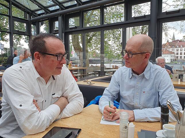 Georg Dürr (links), Geschäftsführer der Firma Interagenda aus Lupsingen in der Schweiz, im Gespräch mit SÜDKURIER-Redakteur Stefan Hilser.