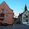 Ein Blick in die Stühlinger Altstadt mit dem Gasthaus &bdquo;Rebstock&ldquo; (links) und dem historischen Rathaus (rechts).