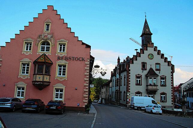 Ein Blick in die Stühlinger Altstadt mit dem Gasthaus &bdquo;Rebstock&ldquo; (links) und dem historischen Rathaus (rechts).