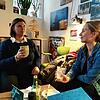 Lydia Simon (links) im Gespräch mit Eva Schmidt, Pressesprecherin der Agentur für Arbeit.