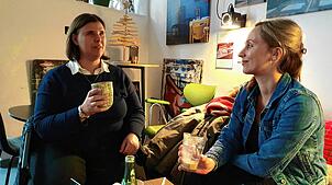 Lydia Simon (links) im Gespräch mit Eva Schmidt, Pressesprecherin der Agentur für Arbeit.