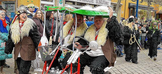 Bild 6: Der Montagsumzug in Bad Dürrheim setzt den gutgelaunten Punkt unter die diesjährige Fasnet &ndash; Teil 1