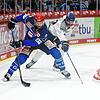Sebastian Uvira (vorne) absolvierte am Sonntag gegen Straubing das 500. DEL-Spiel. Sein Jubiläum hatte sich der 31-jährige Angreifer der ...