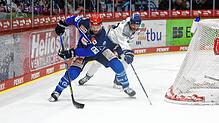Sebastian Uvira (vorne) absolvierte am Sonntag gegen Straubing das 500. DEL-Spiel. Sein Jubiläum hatte sich der 31-jährige Angreifer der ...