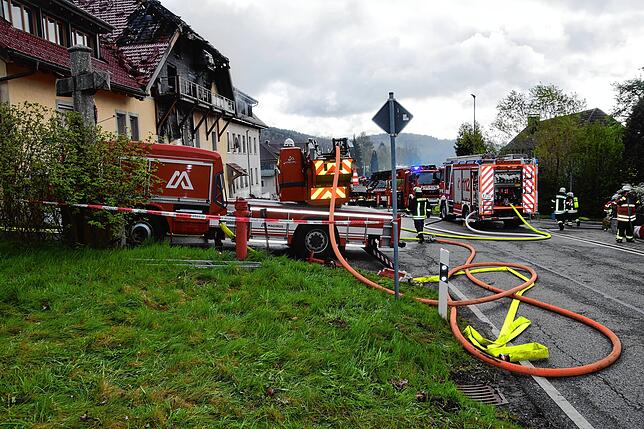 Bild 8: Feuer im Mehrfamilienhaus: Bilder vom Großeinsatz