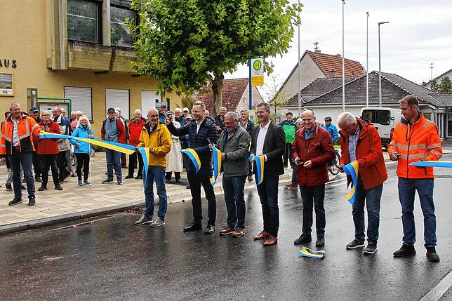 Die Sanierung ist abgeschlossen, im Beisein zahlreicher Bürger und Bürgerinnen wurde die Schlossstraße offiziell eröffnet. Von rechts: ...