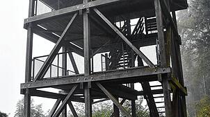 Der Eigenturm wird für die Ausflugssaison fit gemacht. Dazu gehören auch Sanierungen im Sockelbereich. Fotos: Heinz Vollmar