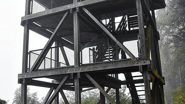 Der Eigenturm wird für die Ausflugssaison fit gemacht. Dazu gehören auch Sanierungen im Sockelbereich. Fotos: Heinz Vollmar