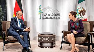 Bundeskanzler Friedrich Merz und die mexikanische Präsidentin Claudia Sheinbaum zu Beginn eines bilateralen Gesprächs nach Ende des ...