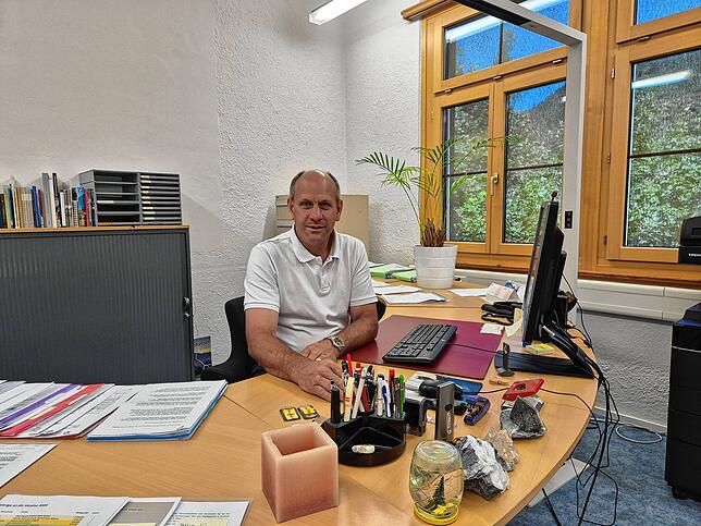 Daniel Albertin, Gemeindepräsident von Albula, an seinem Schreibtisch. Seit Jahren ist er im Krisenmodus.