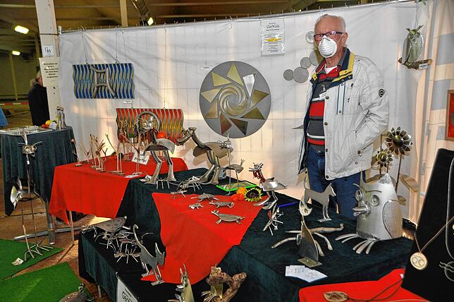 Mit „Upcycling“ (Herstellung von Skulpturen aus Industrieabfällen) zeigt Toni Gerteis (Bild) vom Kunstatelier ...