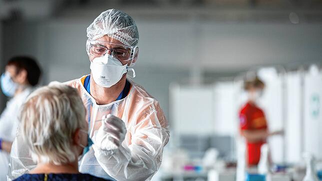 Urlauber haben die Möglichkeit einen Corona-Test am Euroairport Basel-Mulhouse zu machen. Das Bild entstand im Corona-Testzentrum des ...