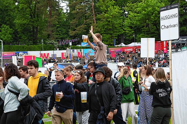 Bild 4: Strahlende Festival-Fans! Am ersten Nachmittag steigt die Stimmung